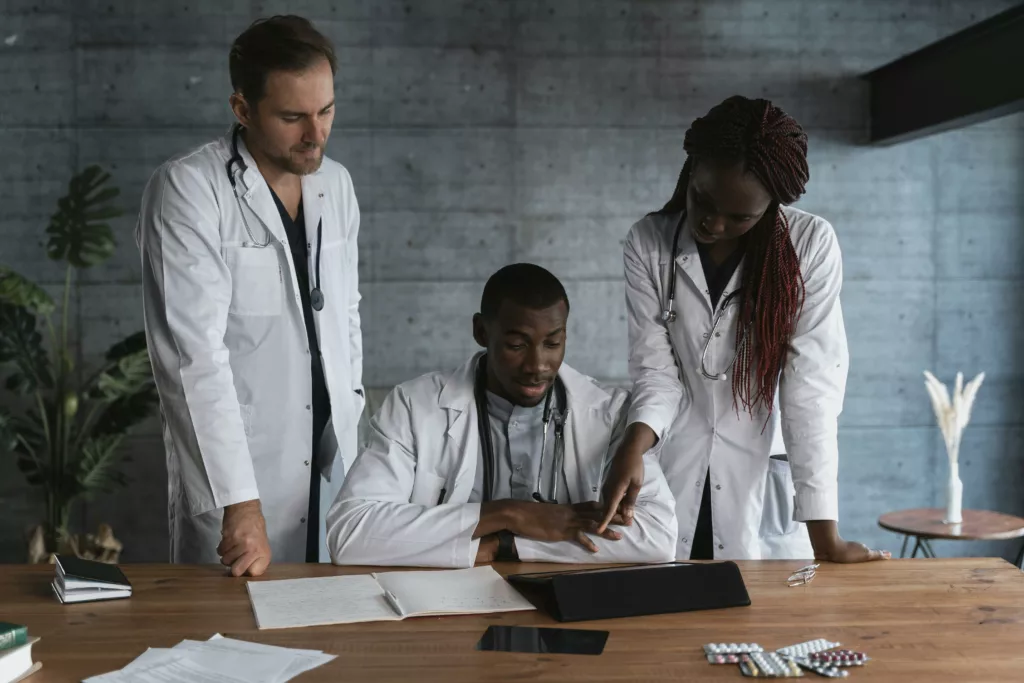 Exercice solo ou exercice en groupe : comment choisir quand on est professionnel de santé ?