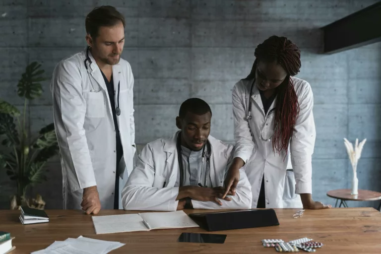 Exercice solo ou exercice en groupe : comment choisir quand on est professionnel de santé ?