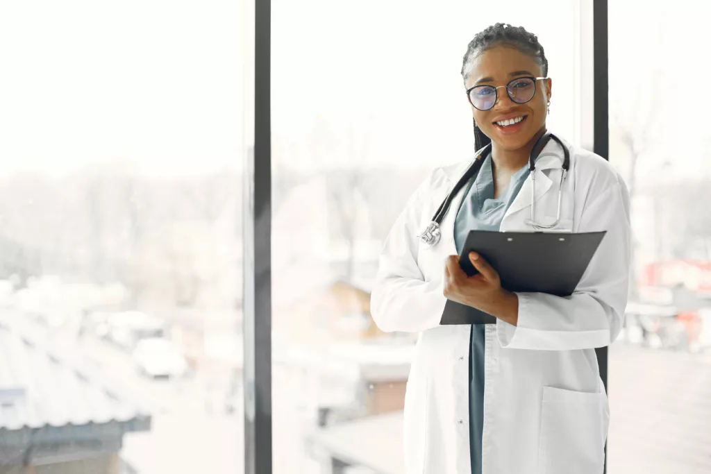 Pacte d’associés entre médecins : faut-il mentionner le pacte dans les statuts ?