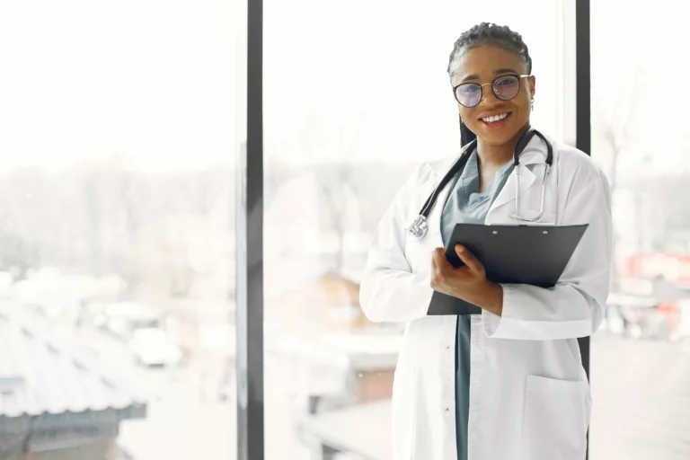 Pacte d’associés entre médecins : faut-il mentionner le pacte dans les statuts ?